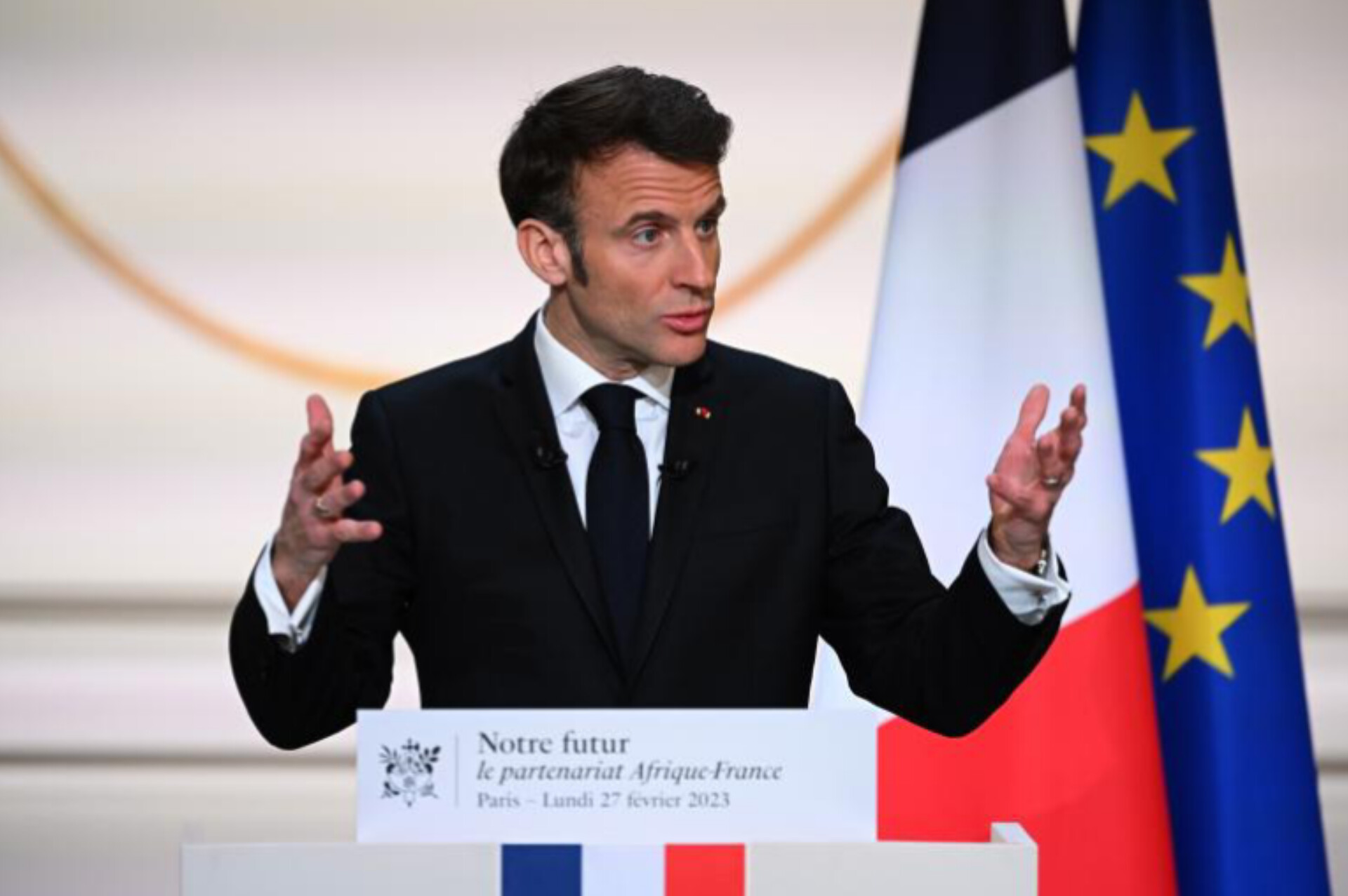 Emmanuel Macron, " On ne va pas faire du bien à votre place".